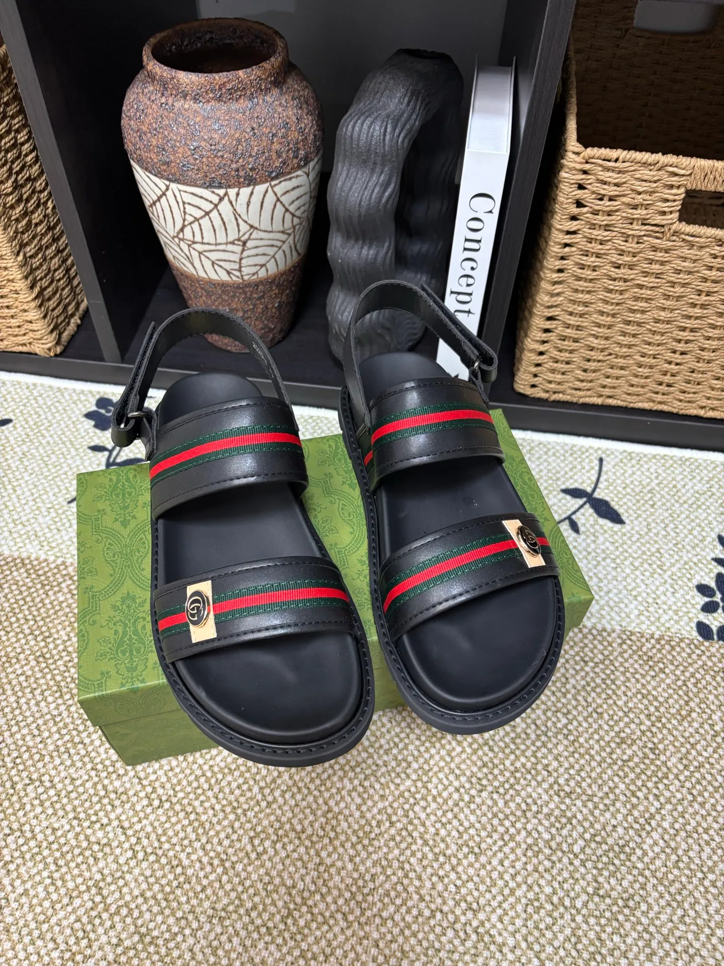 Factory 💰 300 yuan Gucci slippers] high-end men's shoes brand official website 1:1 latest masterpiece: original mold customization, the fabric is made of imported original materials, upgraded outsole, lighter and non-slip. The market's top quality, simple yet tasteful, a must-have for fashionistas, fashionable at your feet, full of confidence, the same style at the counter 👍The season of summer slippers is here. Code: 38-45 (45 customized)